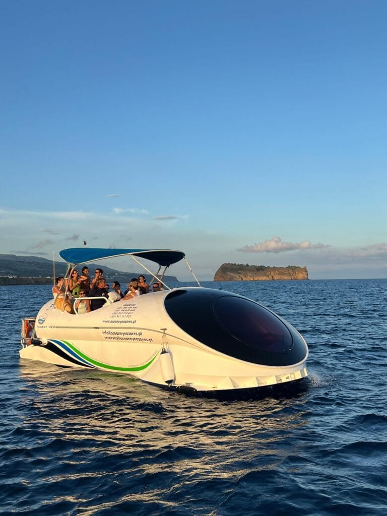 Oceaneye-Glasbodenboot-Tour zur Insel Vila Franca, Team
