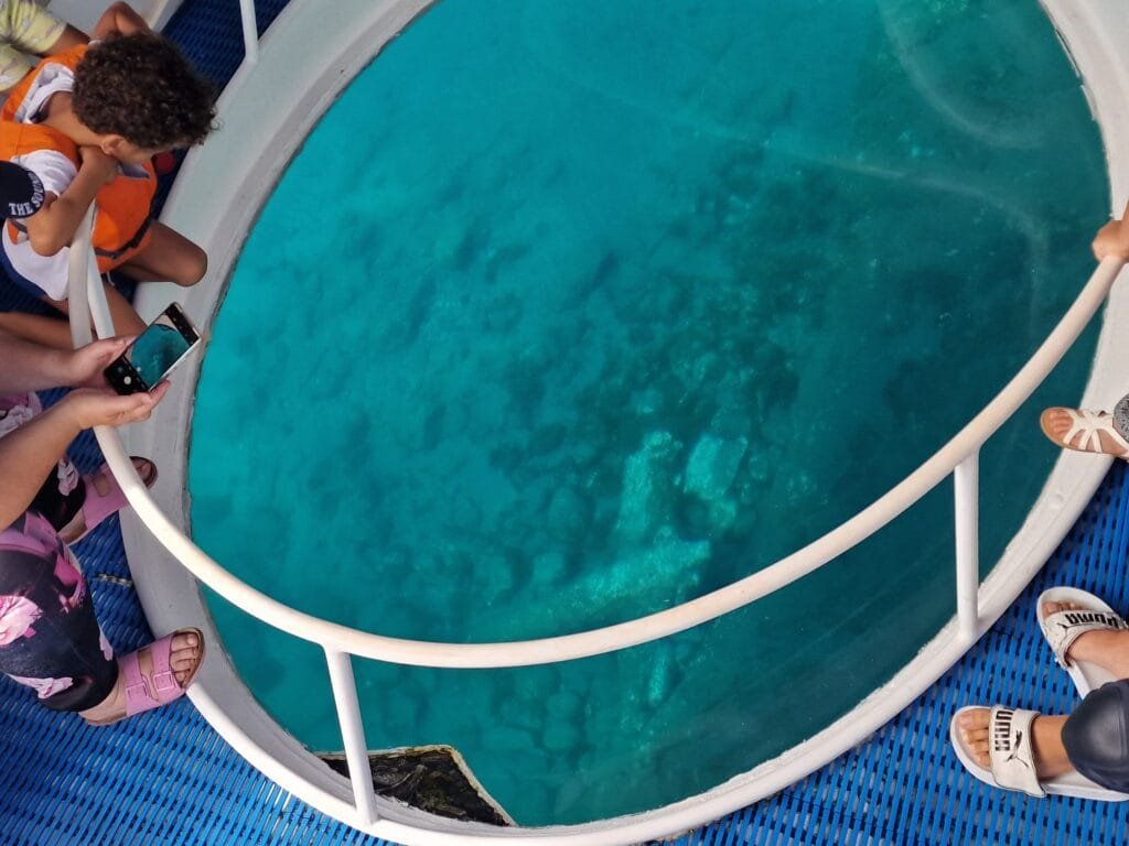 observação fundo mar em barco fundo vidro